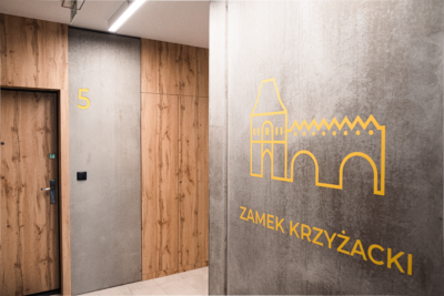 Betonowe wnętrze z drewnianymi dodatkami