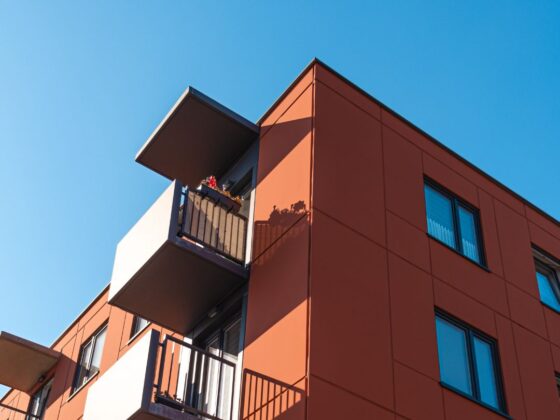 Budynek osiedla mieszkaniowego na ulicy Okólnej